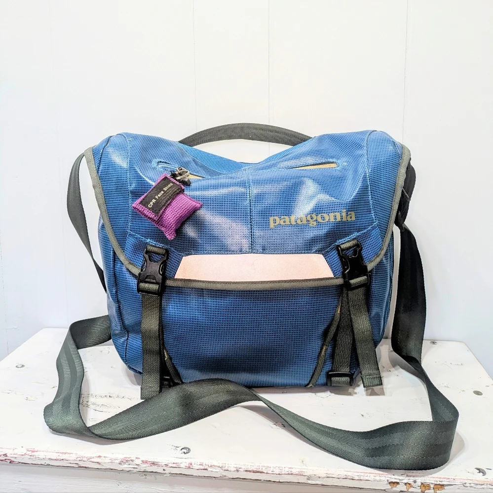 Patagonia Black Hole Mini Messenger Blue 12L Hiking Travel Discontinued Rare - Picture 15 of 15